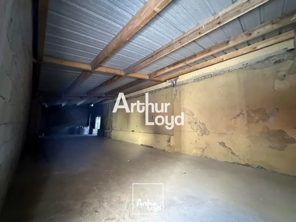 Bâtiment indépendant avec accès poids lourds et cour privative