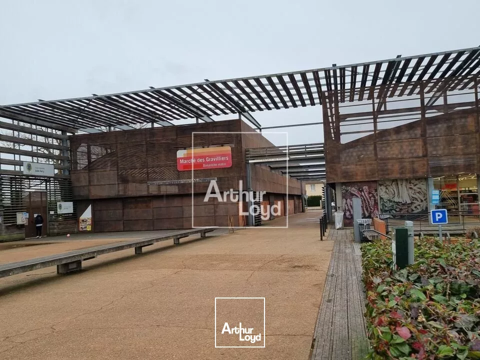 Spacieux bureaux avec belle visibilité !