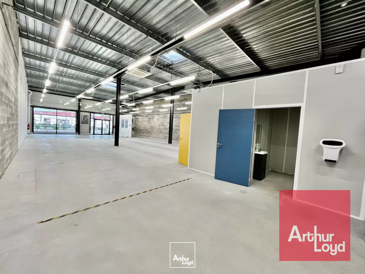 Local commercial 310 m² à louer - Excellente visibilité - Zone commerciale Lunel