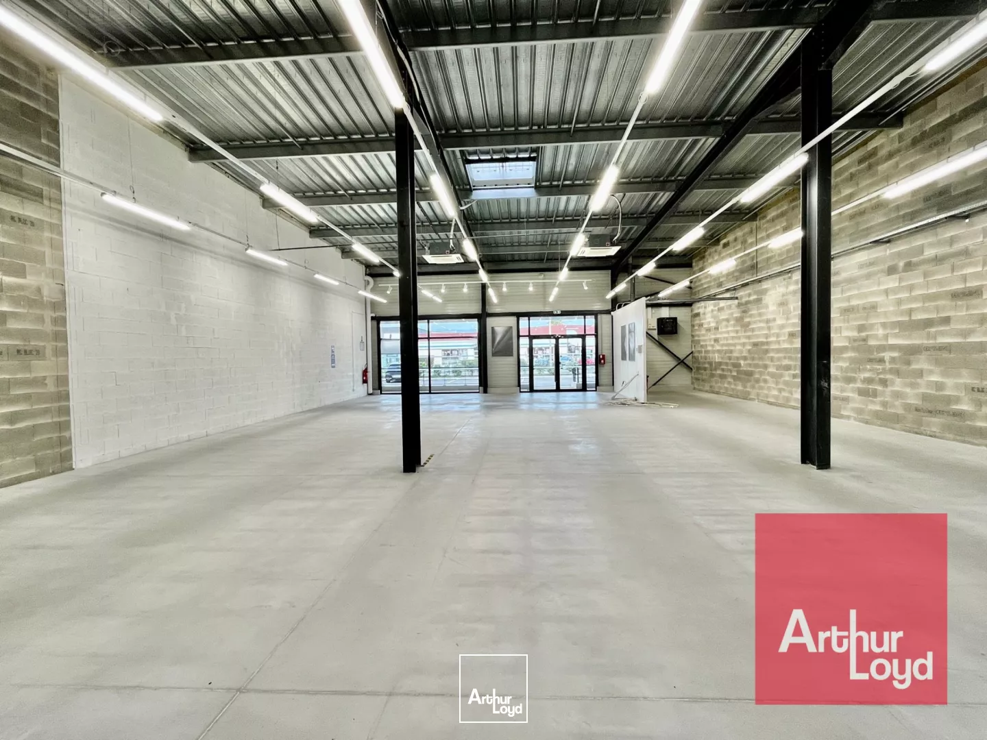 Local commercial 310 m² à louer - Excellente visibilité - Zone commerciale Lunel