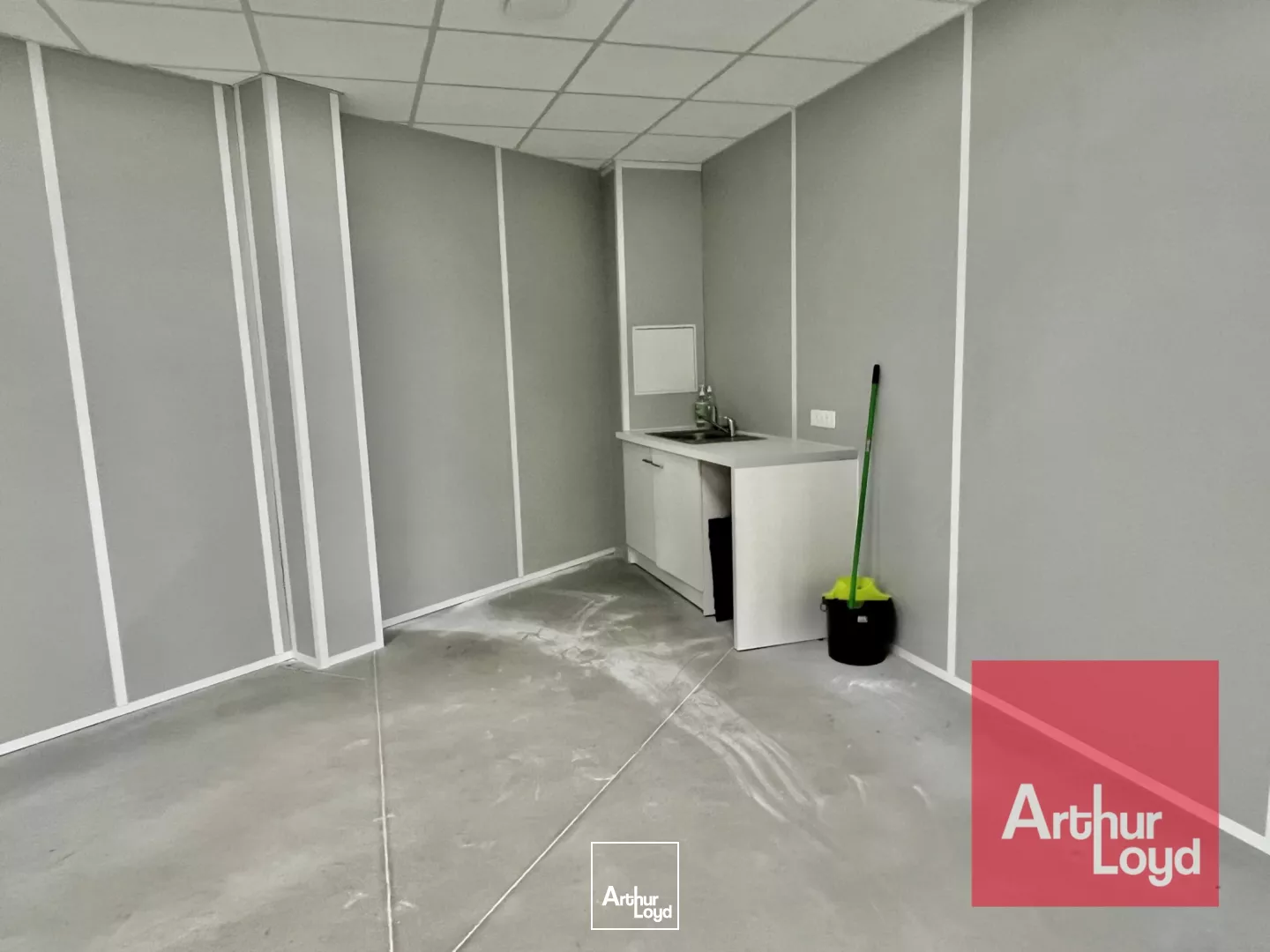 Local commercial 310 m² à louer - Excellente visibilité - Zone commerciale Lunel