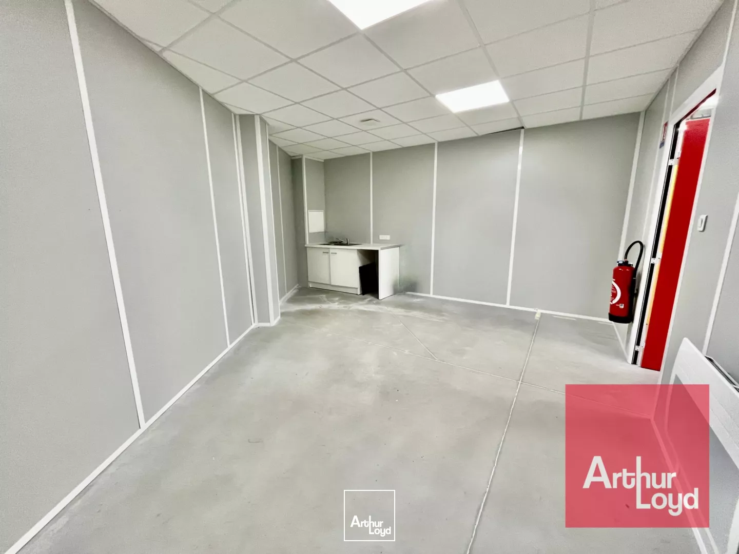 Local commercial 310 m² à louer - Excellente visibilité - Zone commerciale Lunel