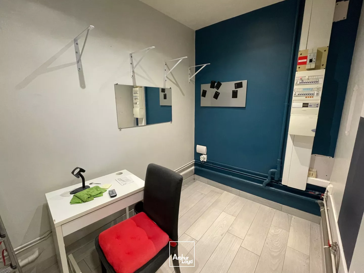 Locaux commerciaux à vendre à VAL DE REUIL 27100