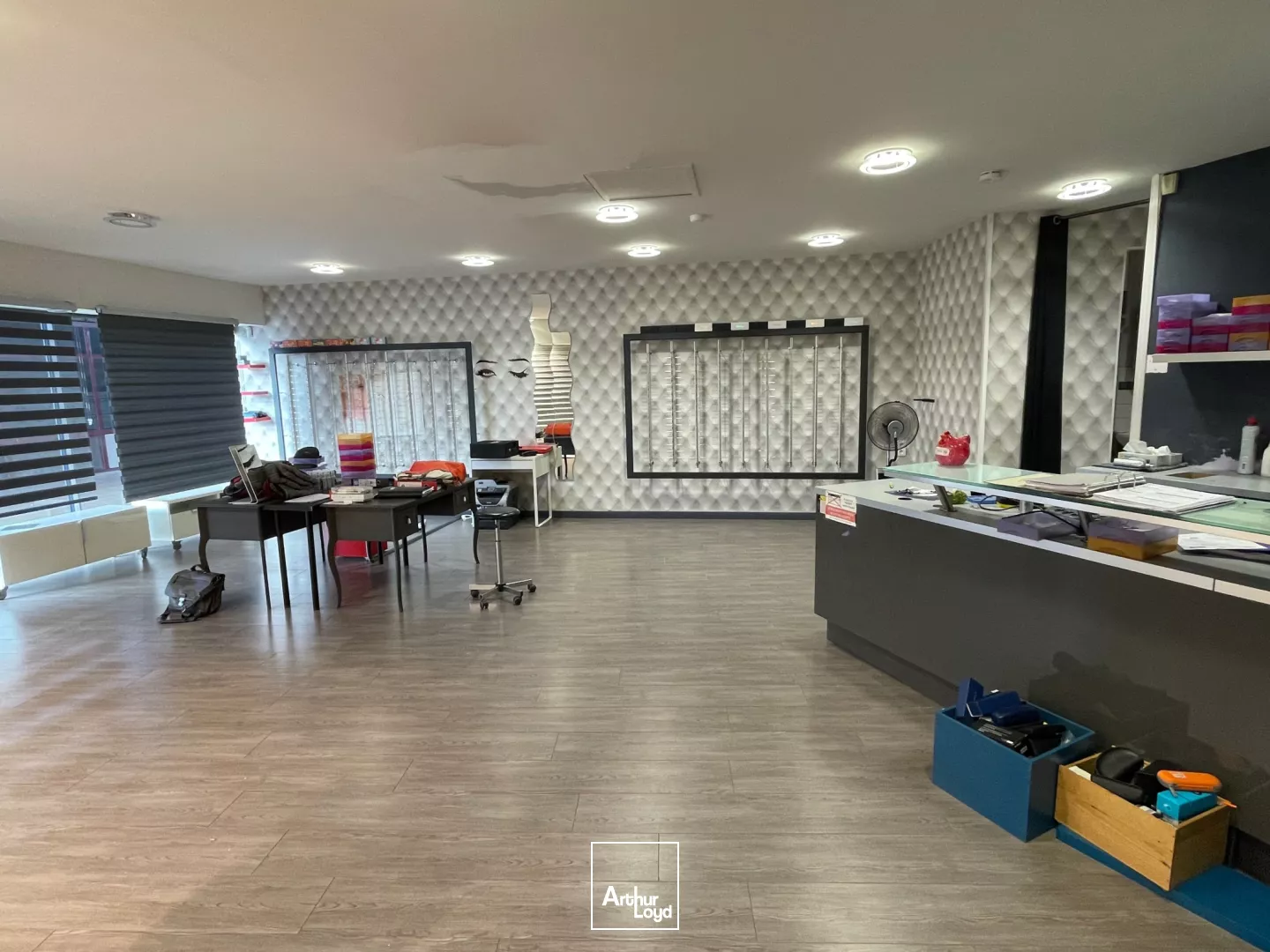 Locaux commerciaux à vendre à VAL DE REUIL 27100