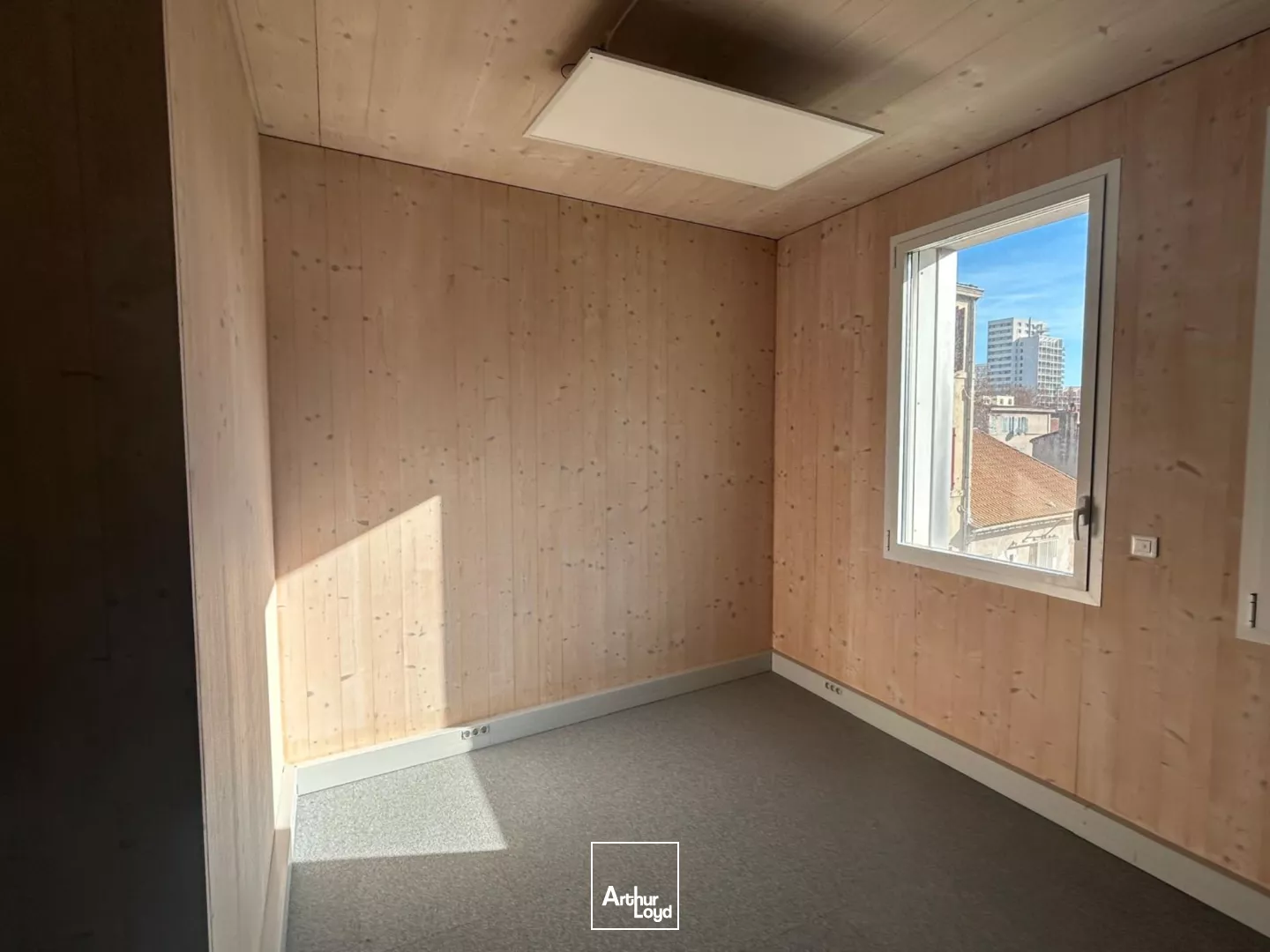 Bureaux à louer - proximité immédiate Euromediterranée et autoroutes - 13015 Marseille