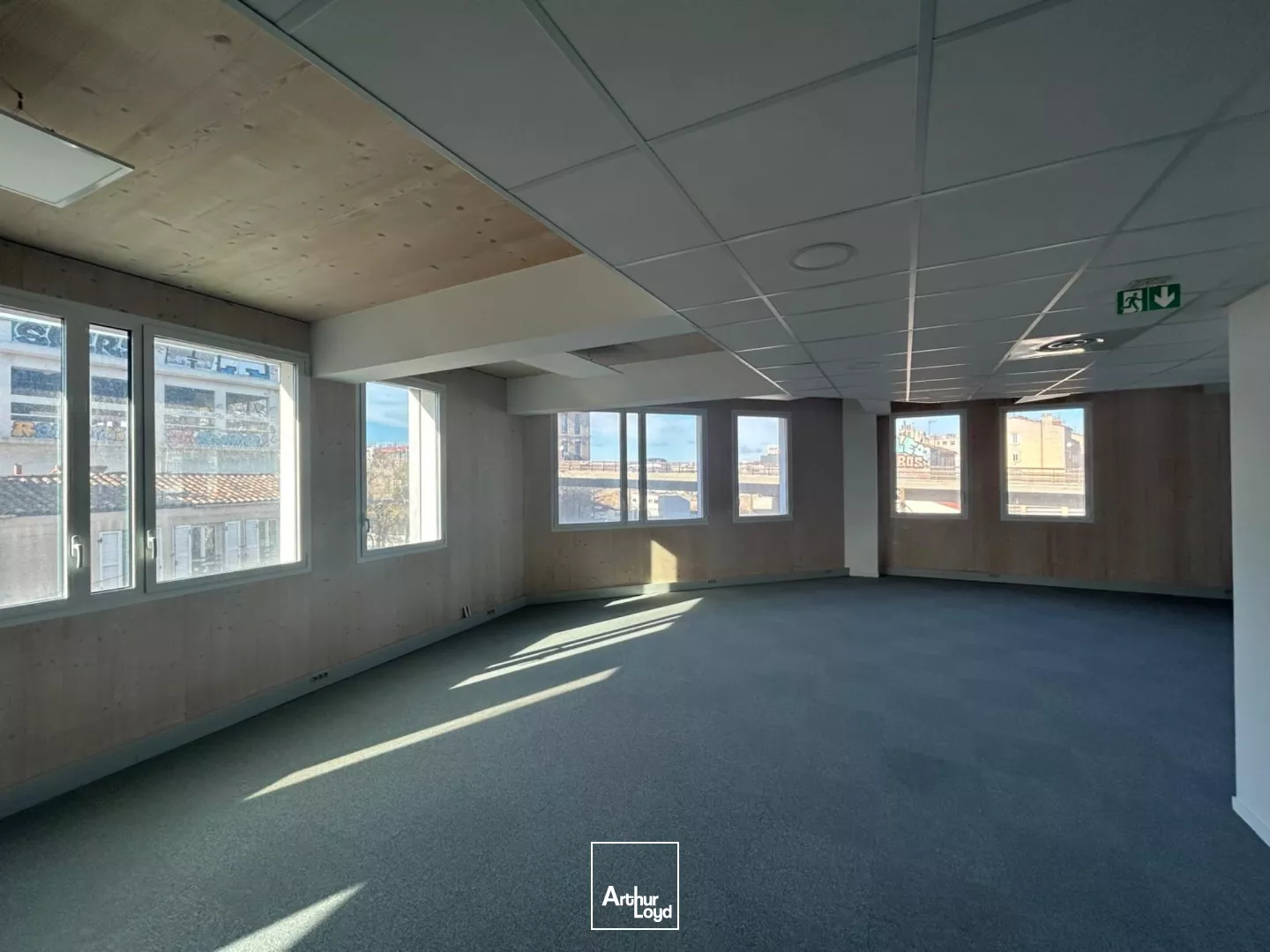 Bureaux à louer - proximité immédiate Euromediterranée et autoroutes - 13015 Marseille