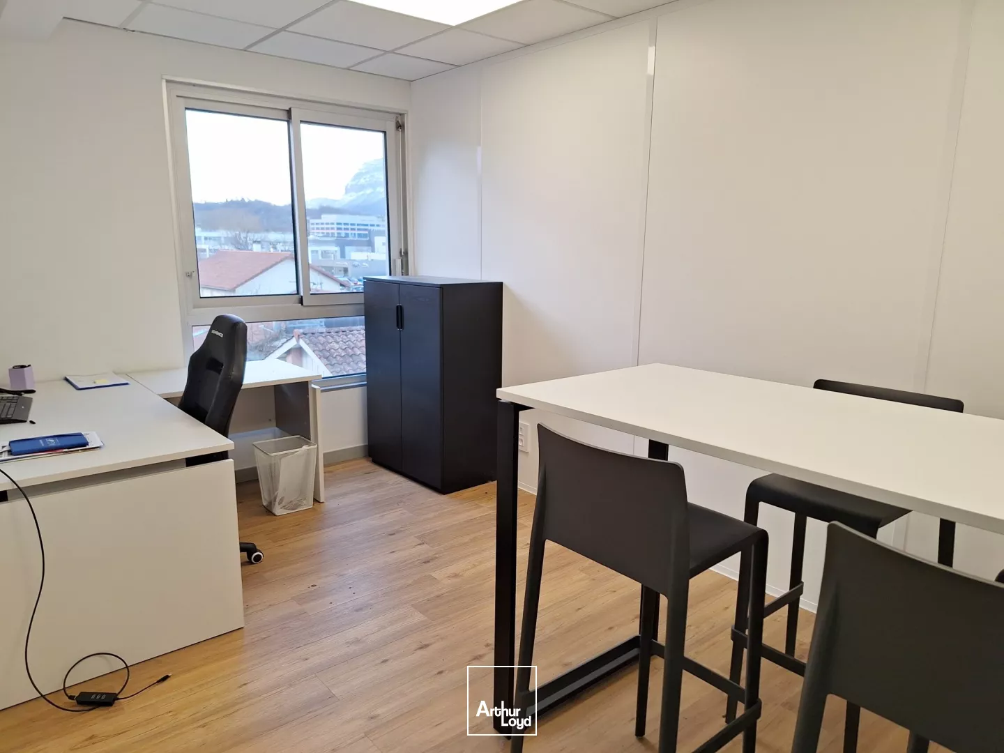 BUREAUX A LOUER CROLLES PARKING 30M² ACCES AUTOROUTE