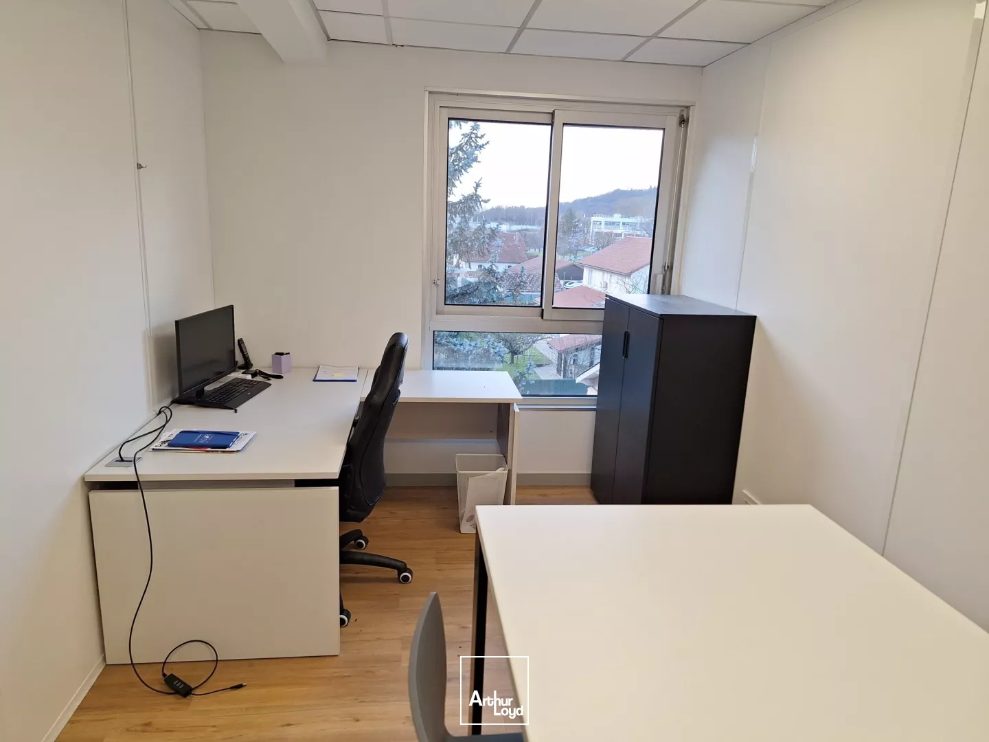 BUREAUX A LOUER CROLLES PARKING 30M² ACCES AUTOROUTE