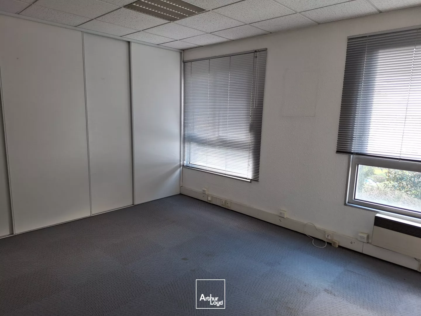 BUREAUX A LOUER CROLLES PARKING 30M² ACCES AUTOROUTE