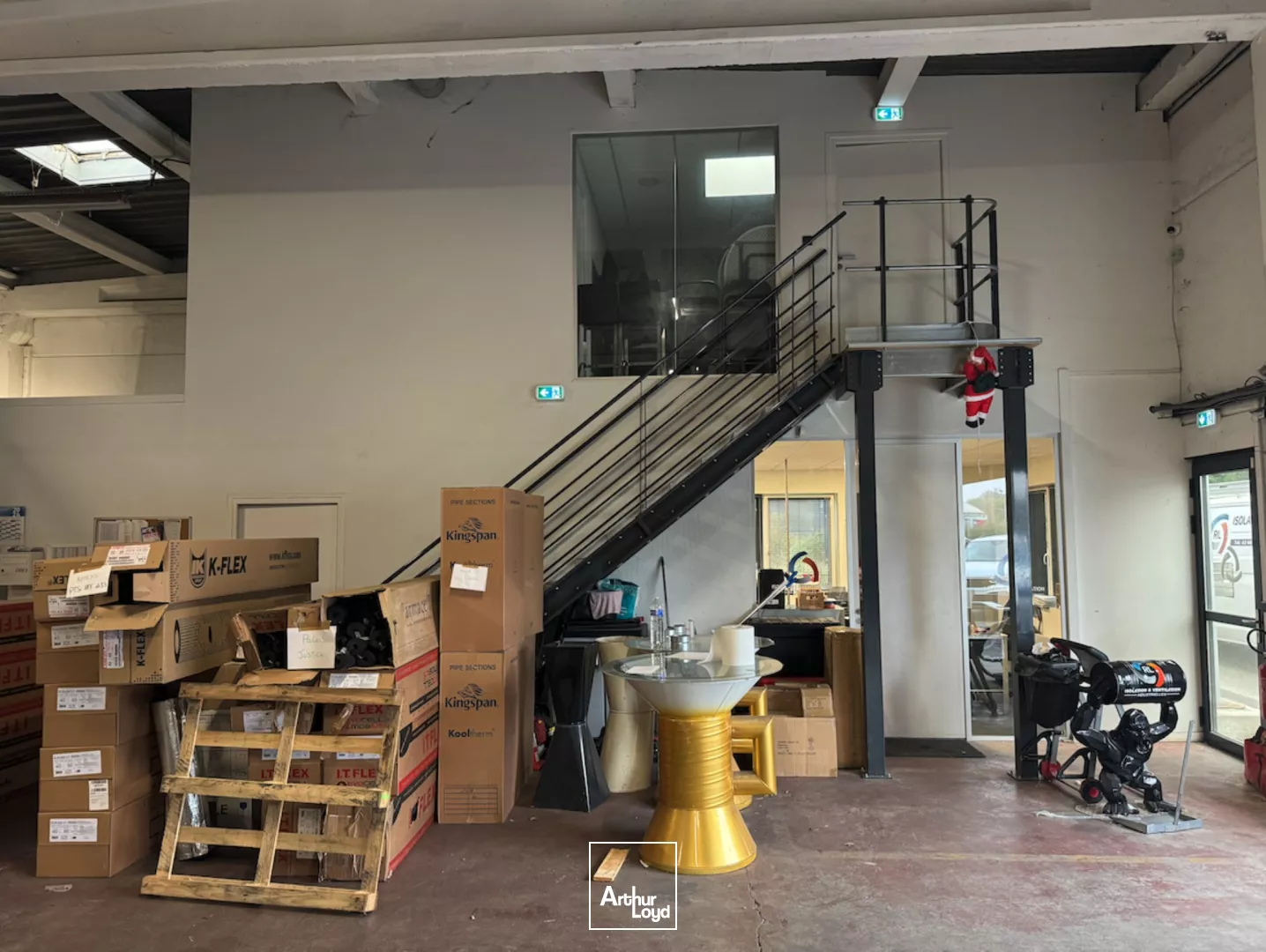 Entrepôt à louer - Neuville en Ferrain à proximité immédiate de l'A22. Au sein d'une zone d'activité dynamique.