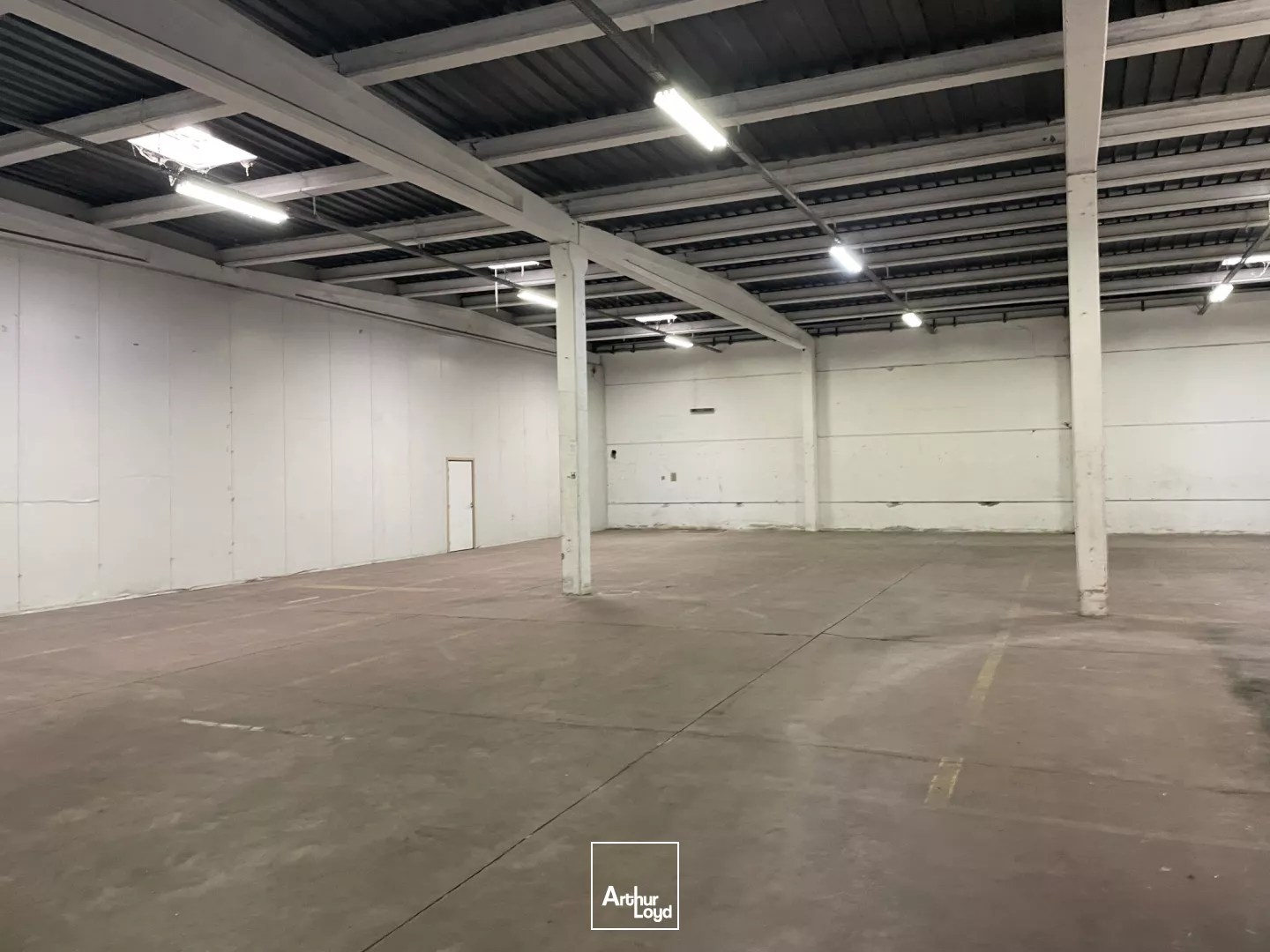 Entrepôt à louer - Neuville en Ferrain à proximité immédiate de l'A22. Au sein d'une zone d'activité dynamique.