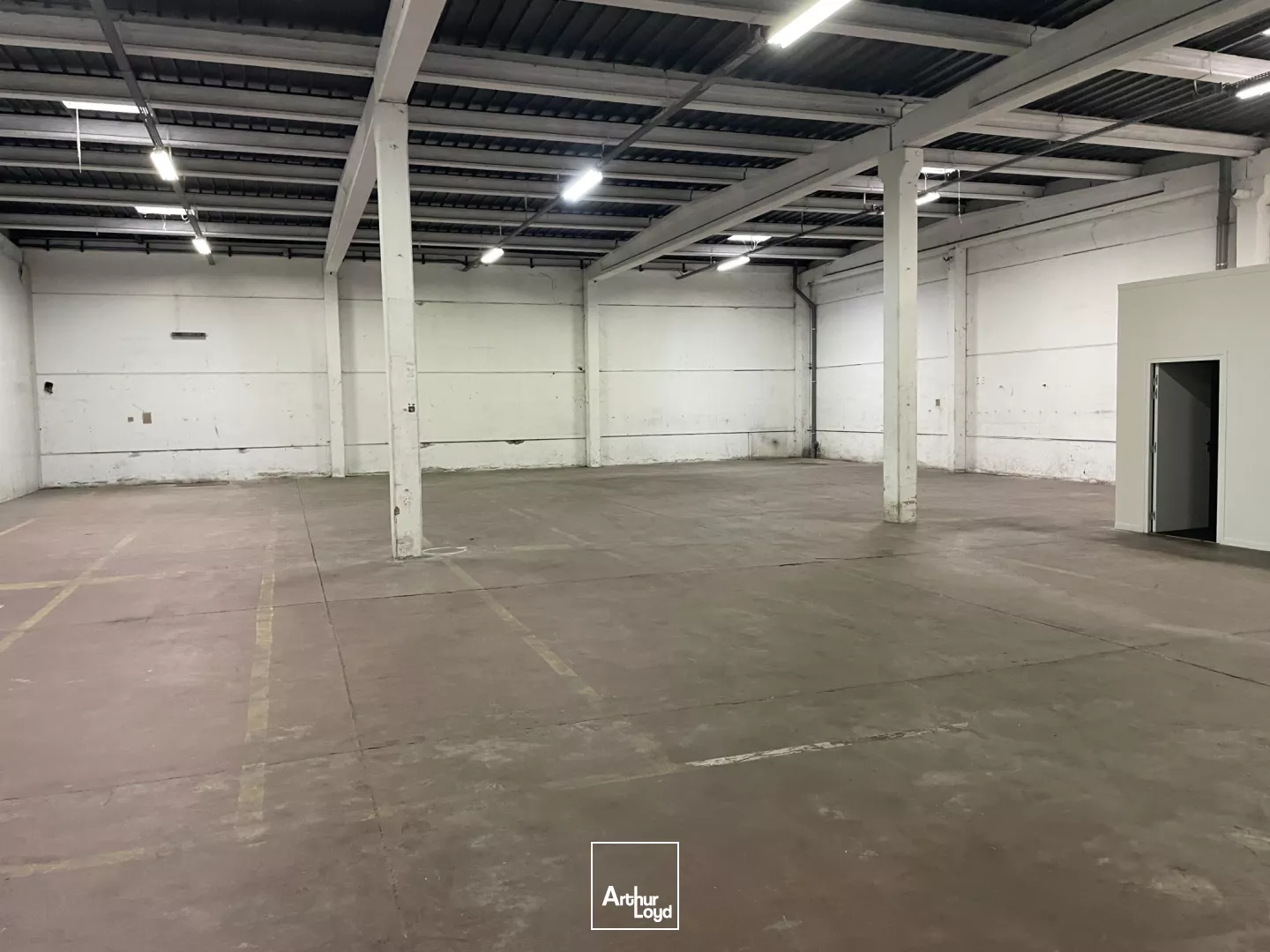 Entrepôt à louer - Neuville en Ferrain à proximité immédiate de l'A22. Au sein d'une zone d'activité dynamique.