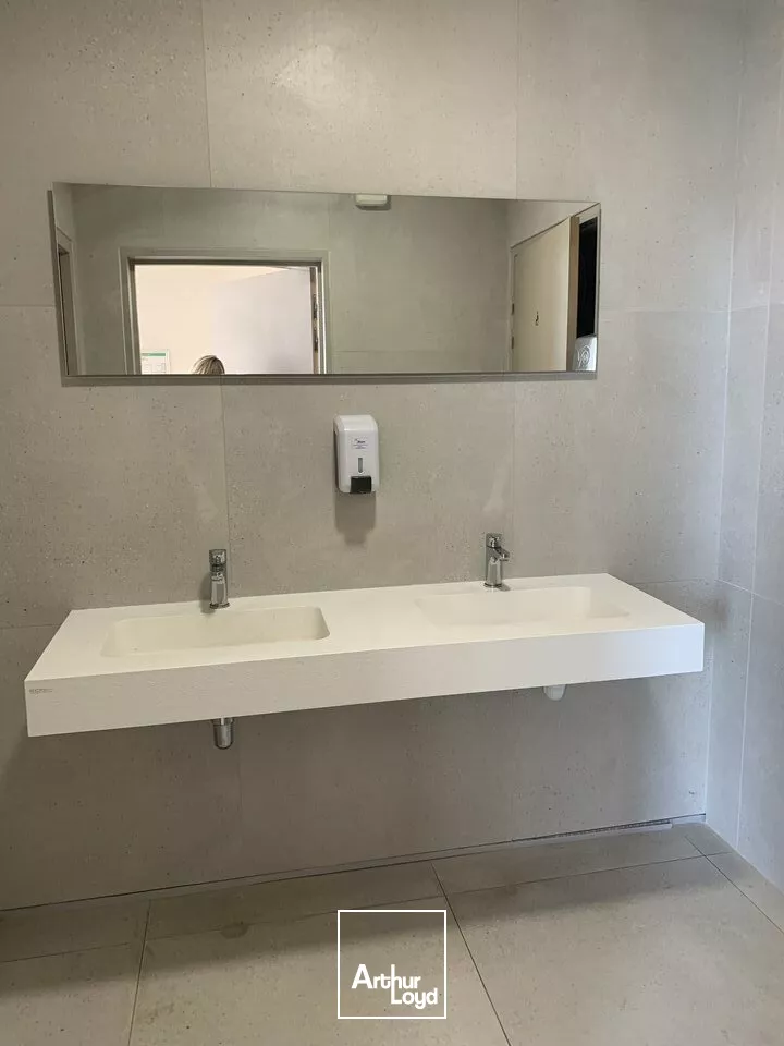 Les Angles Avignon - bureau médical neuf à louer