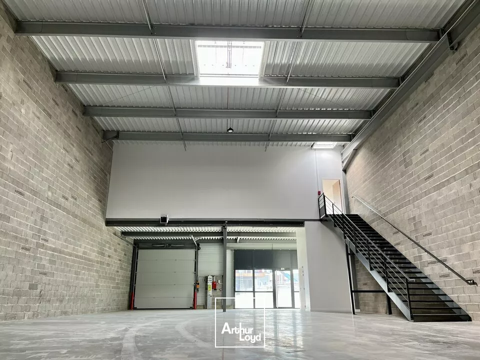 LE HAVRE - A LOUER - LOCAUX D'ACTIVITÉ NEUFS - 370 m2 + 4 Parkings