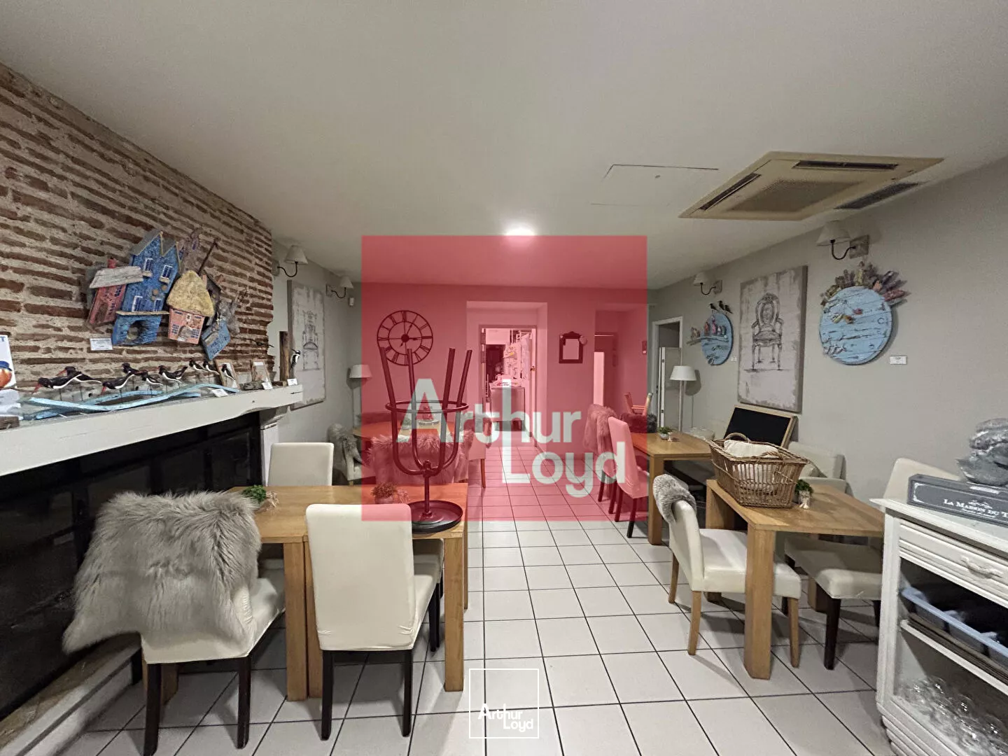 À vendre : Fonds de commerce et murs d'un restaurant & épicerie dans un emplacement privilégié