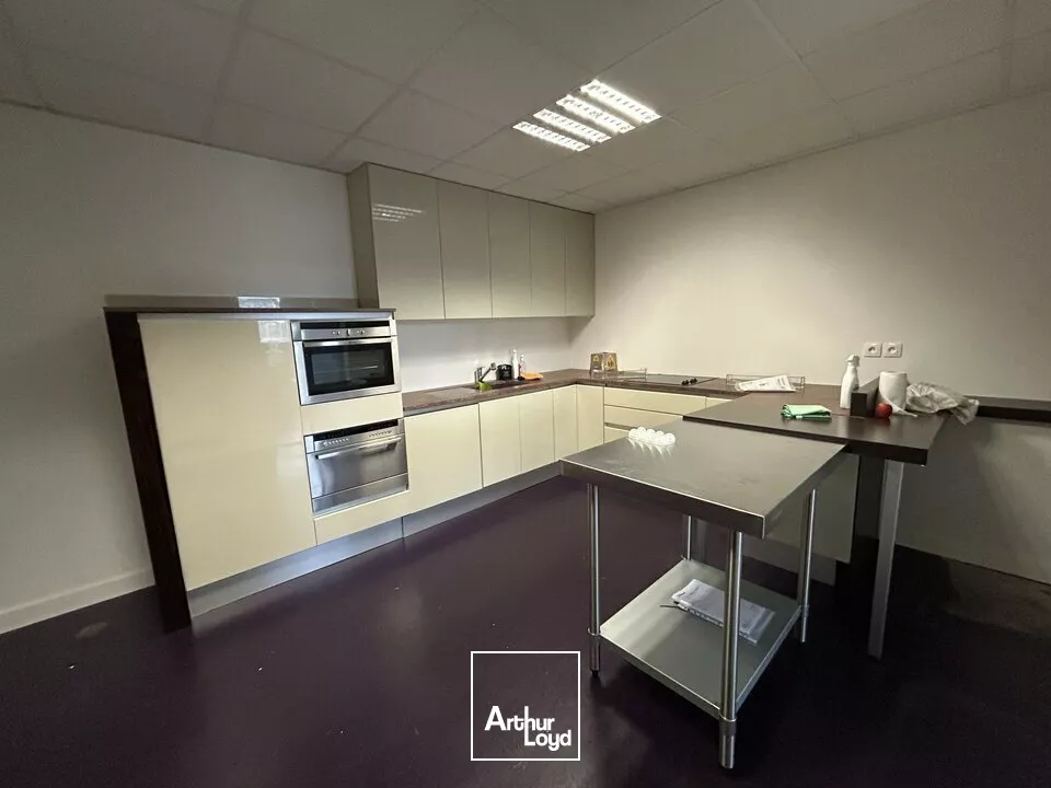 BUREAUX à VENDRE de 255 m²