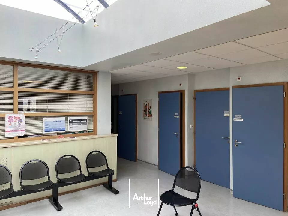 BUREAUX à VENDRE de 913 m²