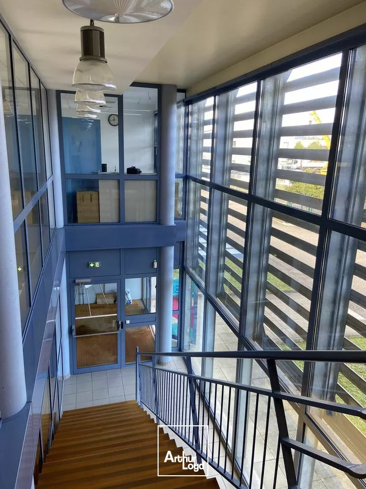 BUREAUX à VENDRE de 913 m²