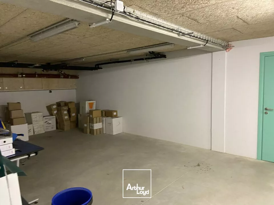 BUREAUX à VENDRE de 913 m²