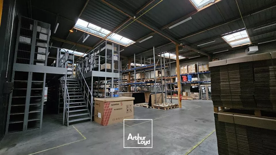 LOCAL D'ACTIVITE - ENTREPOT à VENDRE de 2563 m²