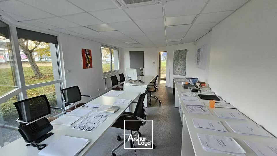 LOCAL D'ACTIVITE - ENTREPOT à LOUER de 2563 m²