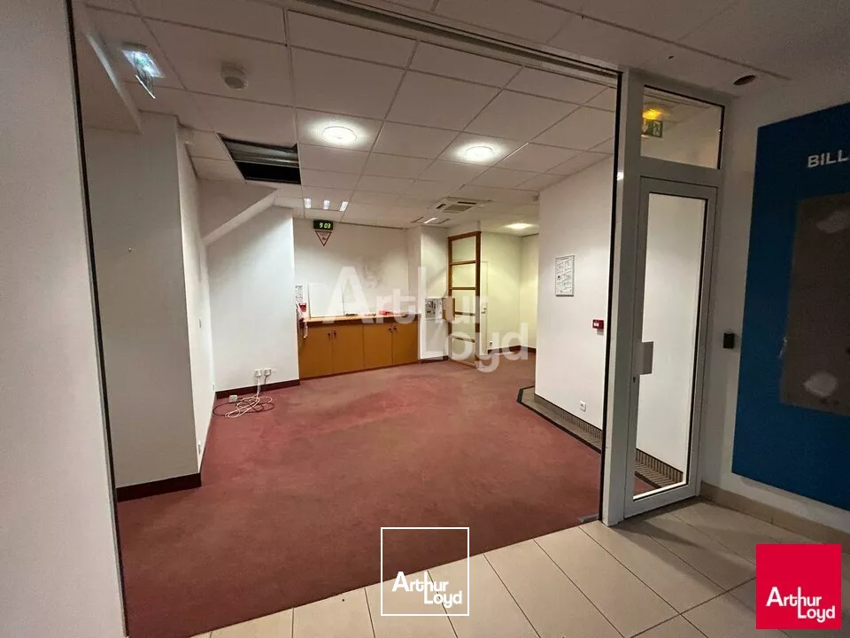 VEUZAIN SUR LOIRE - VENTE LOCAL COMMERCIAL DE 337,96 M² - CENTRE BOURG