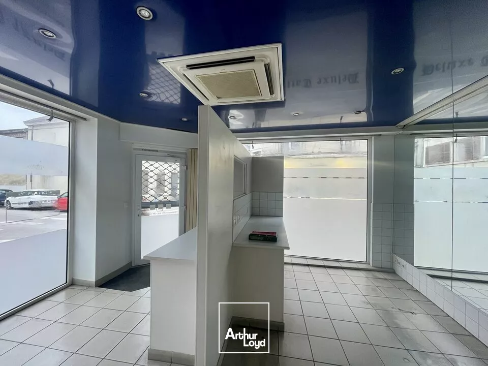 Local commercial idéalement situé en angle de rue dans le centre-ville de Reims.