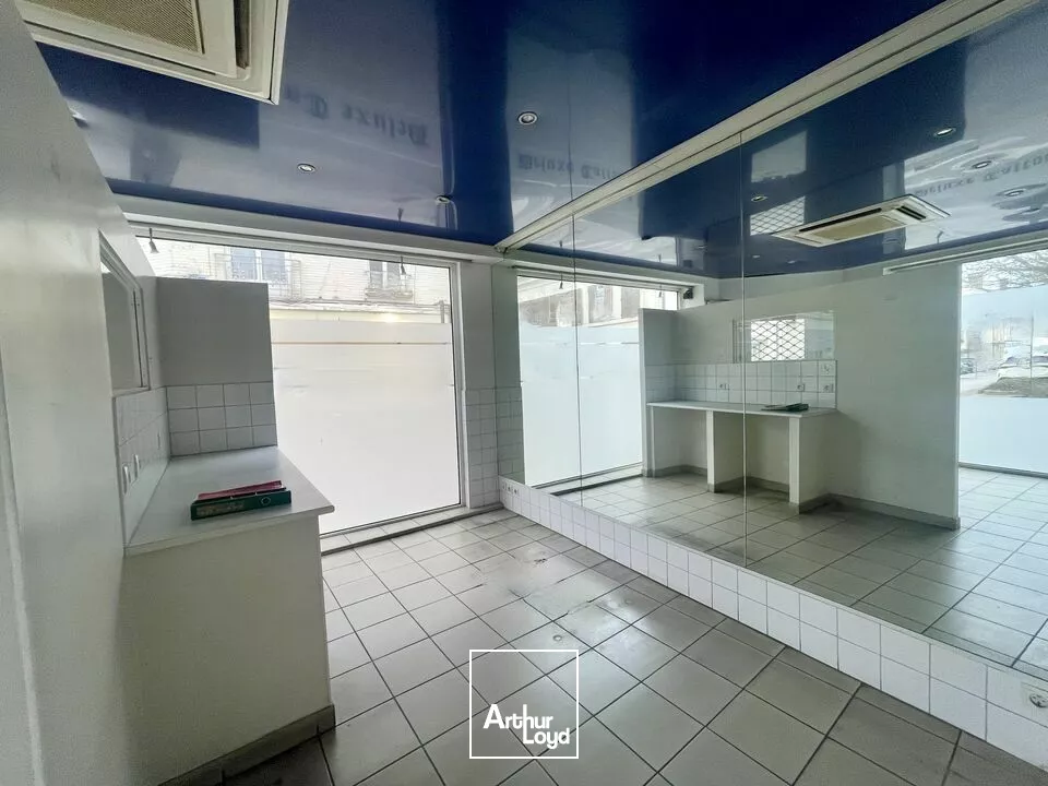 Local commercial idéalement situé en angle de rue dans le centre-ville de Reims.