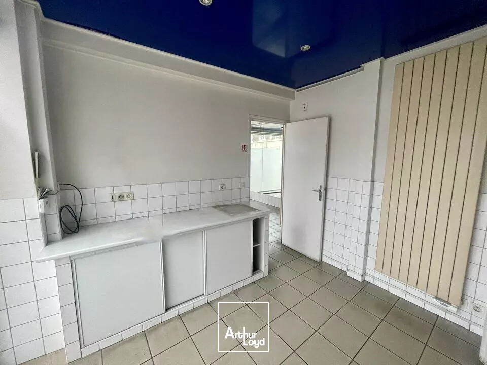 Local commercial idéalement situé en angle de rue dans le centre-ville de Reims.