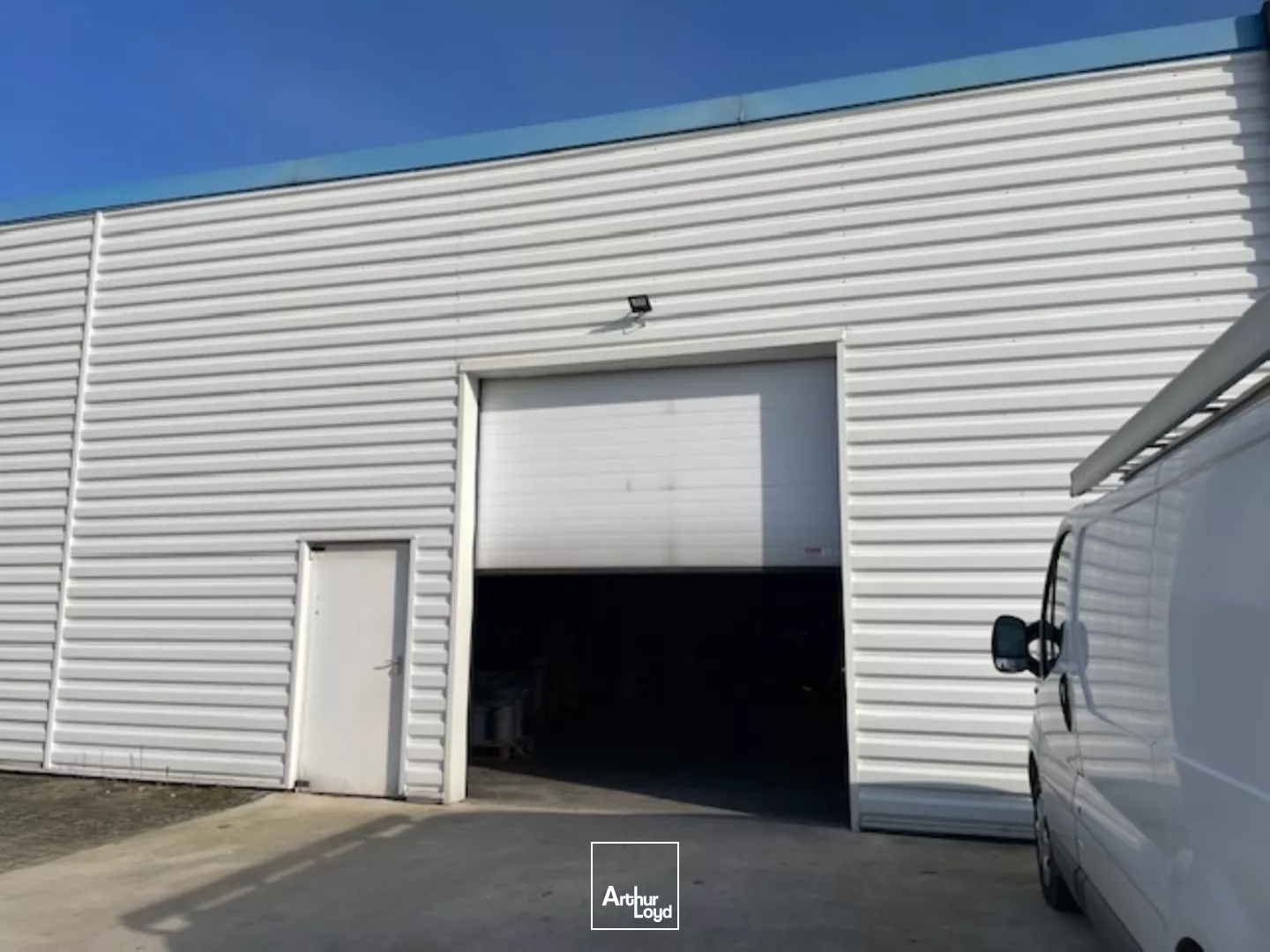 Situé en ZI à proximité de Soissons, à proximité des axes N2 et N31, un atelier/local de stockage d'une surface totale de 250 m2 environ à location, immédiatement disponible.