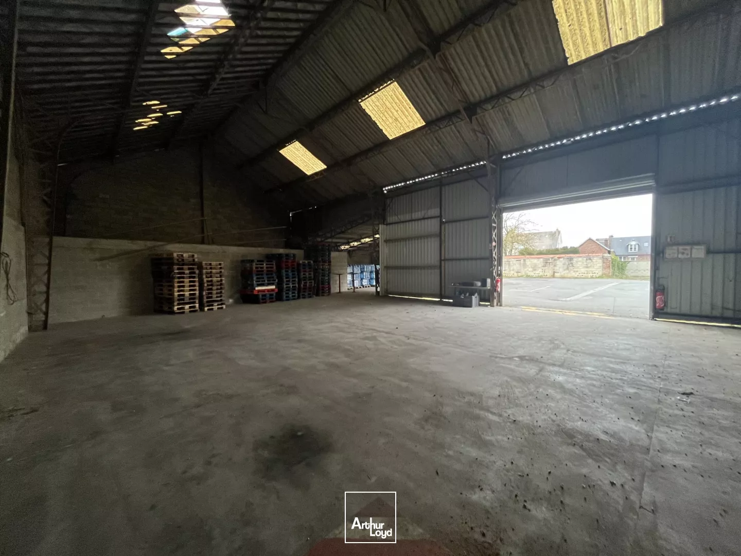 A LOUER - LOCAUX D'ACTIVITÉ/STOCKAGE - 365 M2 - ORIGNY -STE-BENOITE