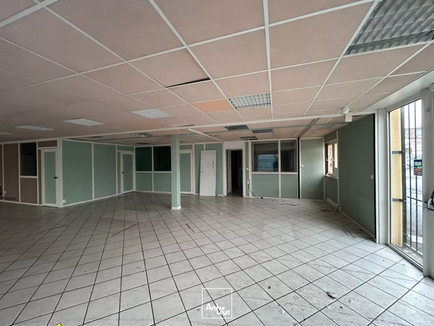 LOCAUX COMMERCIAUX - A VENDRE - 870 M2 - SAINT-QUENTIN