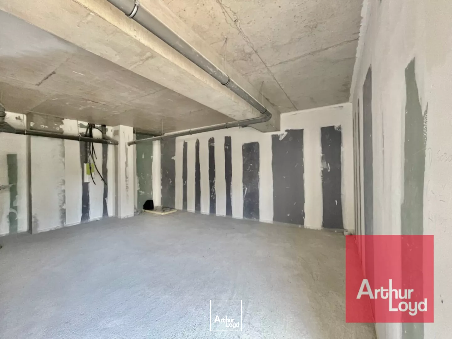 BUREAU ET COMMERCE NEUF A VENDRE - MONTPELLIER PRES D'ARENES
