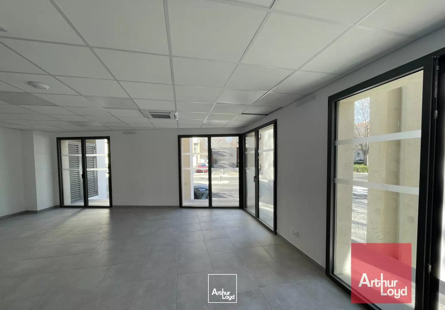 Opportunité Exceptionnelle : Local Commercial Neuf en Angle à Nîmes disponible à la location - Secteur Jean Jaurès