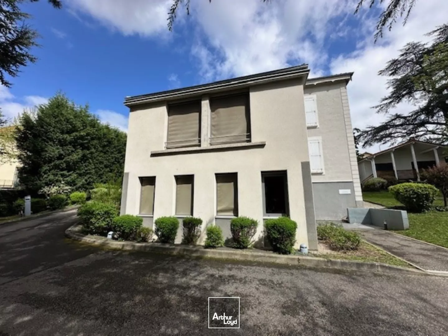 À VENDRE OU À LOUER - Bureaux de 380 m² dans une maison de Maître en R+1 sur terrain privatif et clos de 1 886 m² au Sud de Saint-Étienne