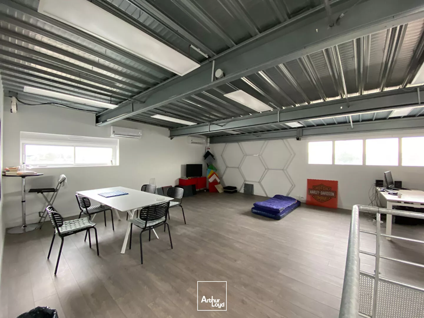 A SOUS-LOUER, Local d'activité ZAC d'Aytré 320 m² environ