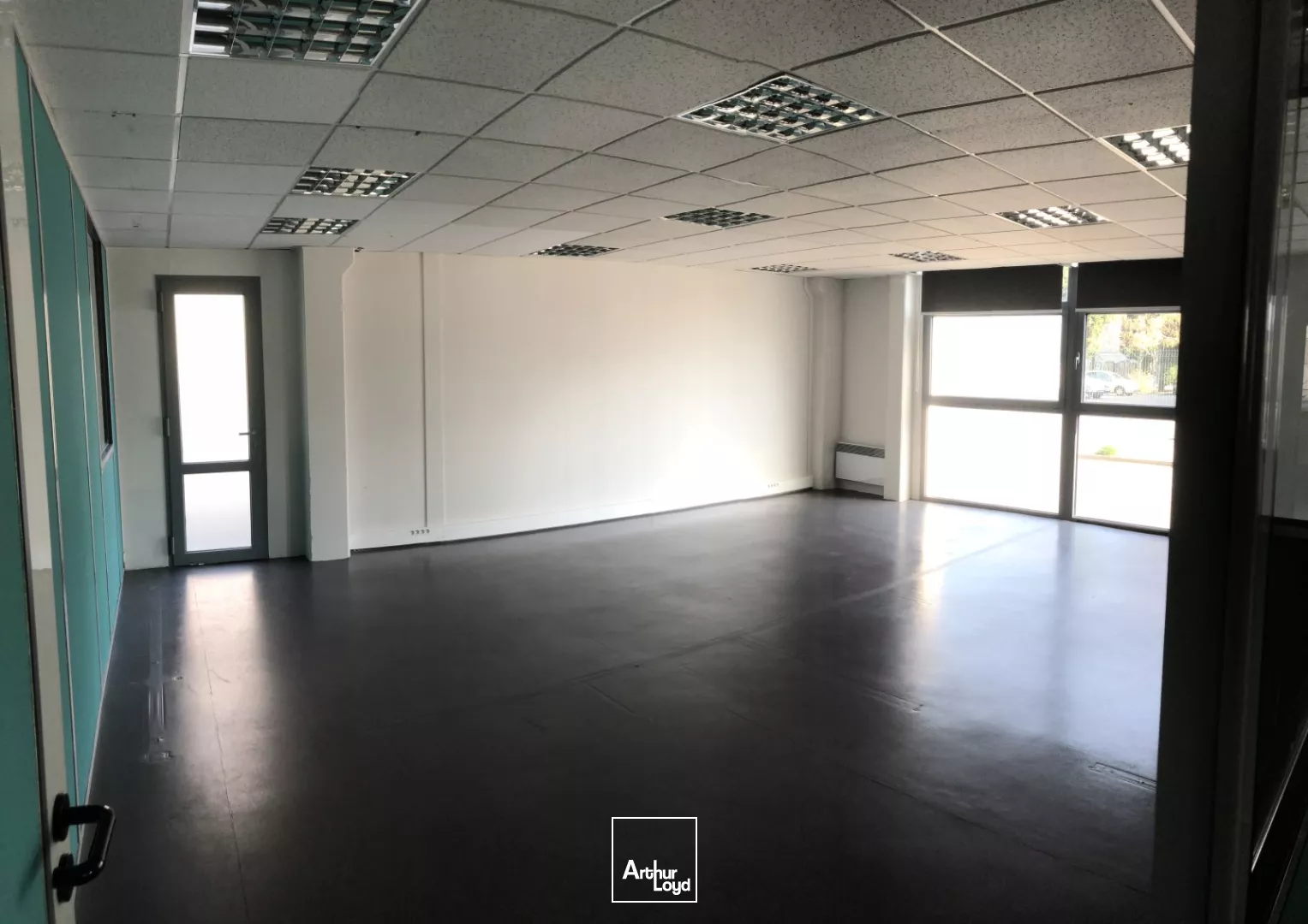 Bureaux situés en RDC d'un petit immeuble de bureaux ainsi que 9 places de parkings - Secteur: Grands Boulevards à proximité de lille par le Tramway - acces sécurisés.