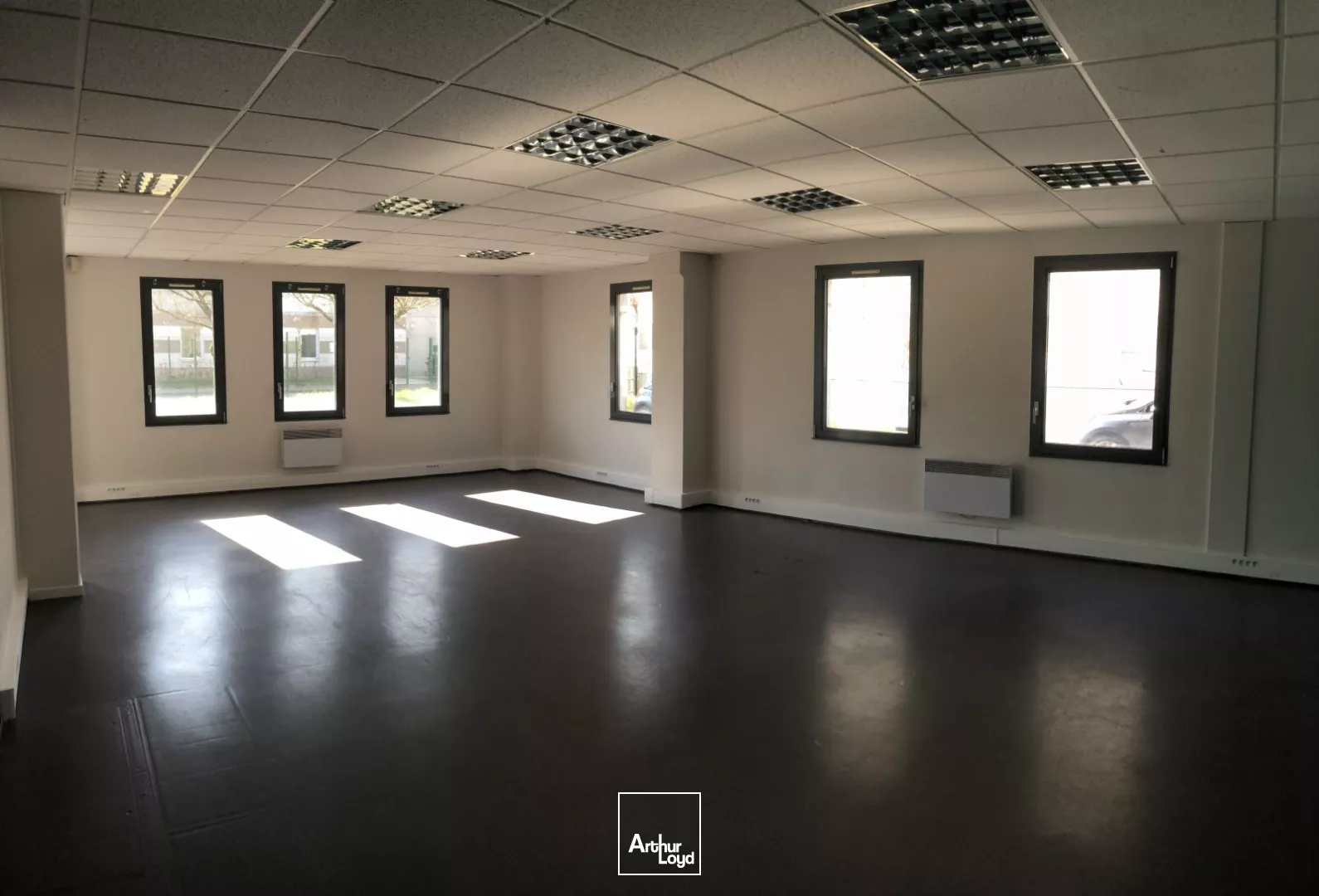 Bureaux situés en RDC d'un petit immeuble de bureaux ainsi que 9 places de parkings - Secteur: Grands Boulevards à proximité de lille par le Tramway - acces sécurisés.