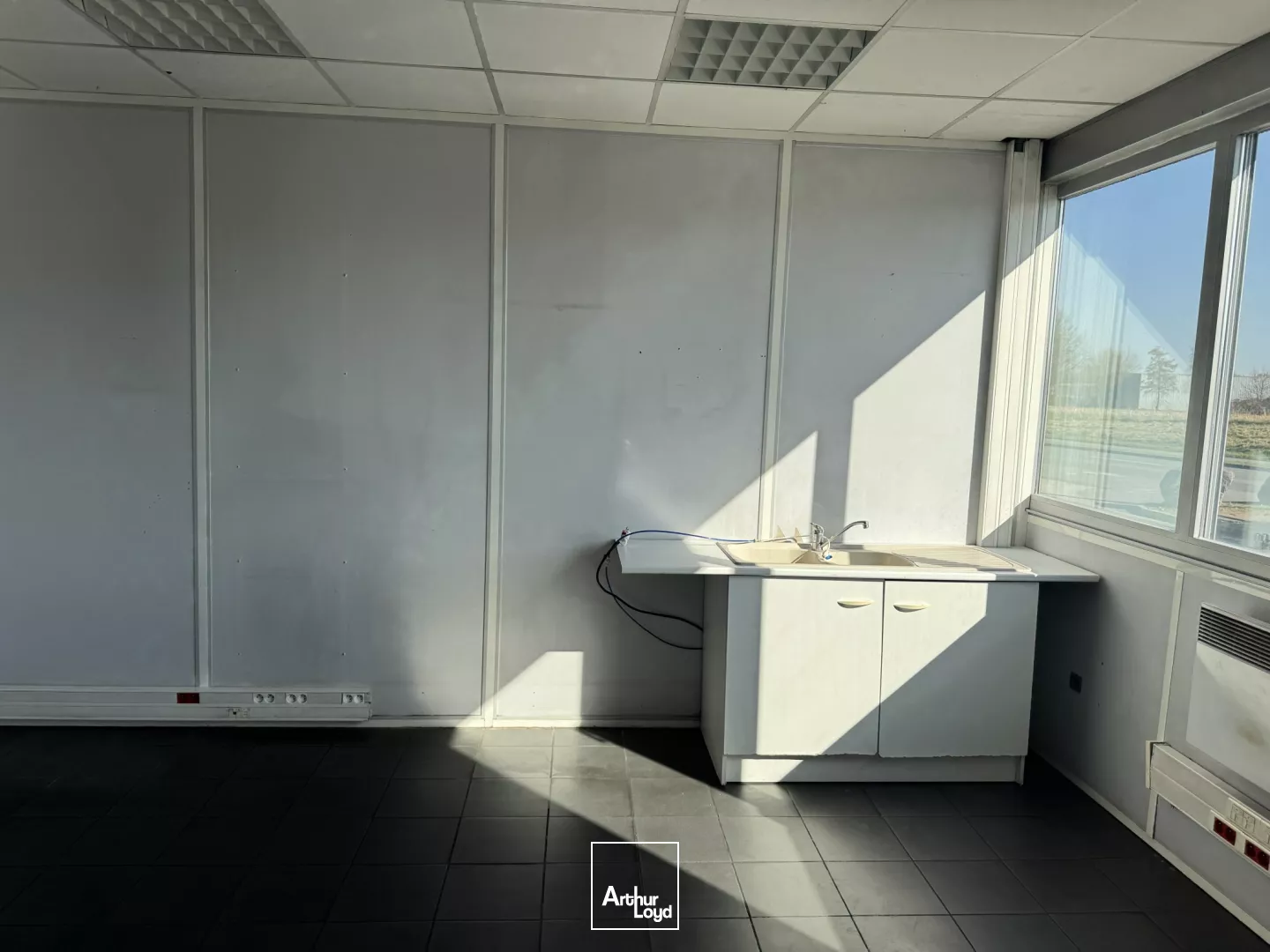 Avelin proche CRT de Lesquin et Seclin zone industrielle dynamique parking VL 