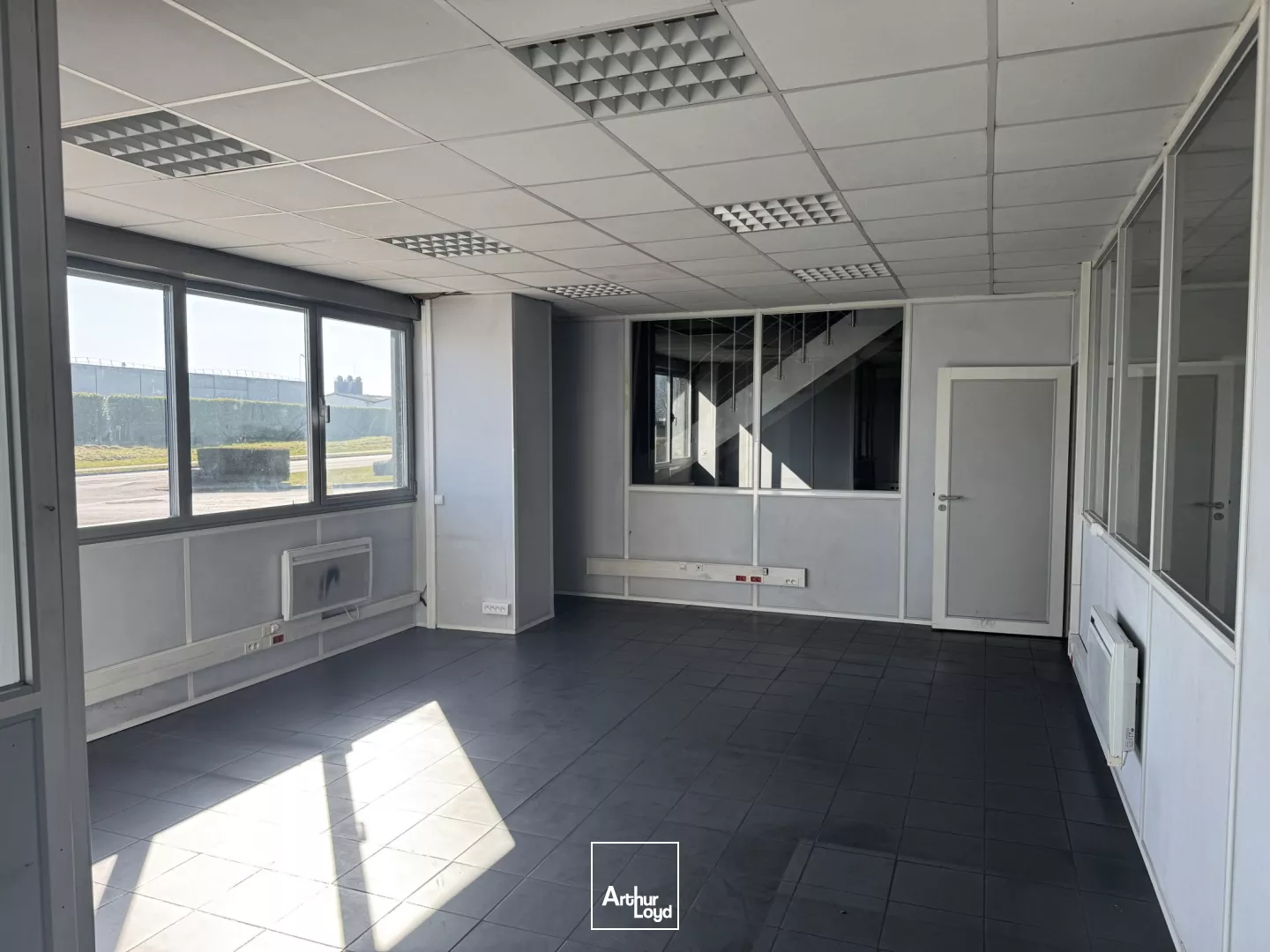 Avelin proche CRT de Lesquin et Seclin zone industrielle dynamique parking VL 