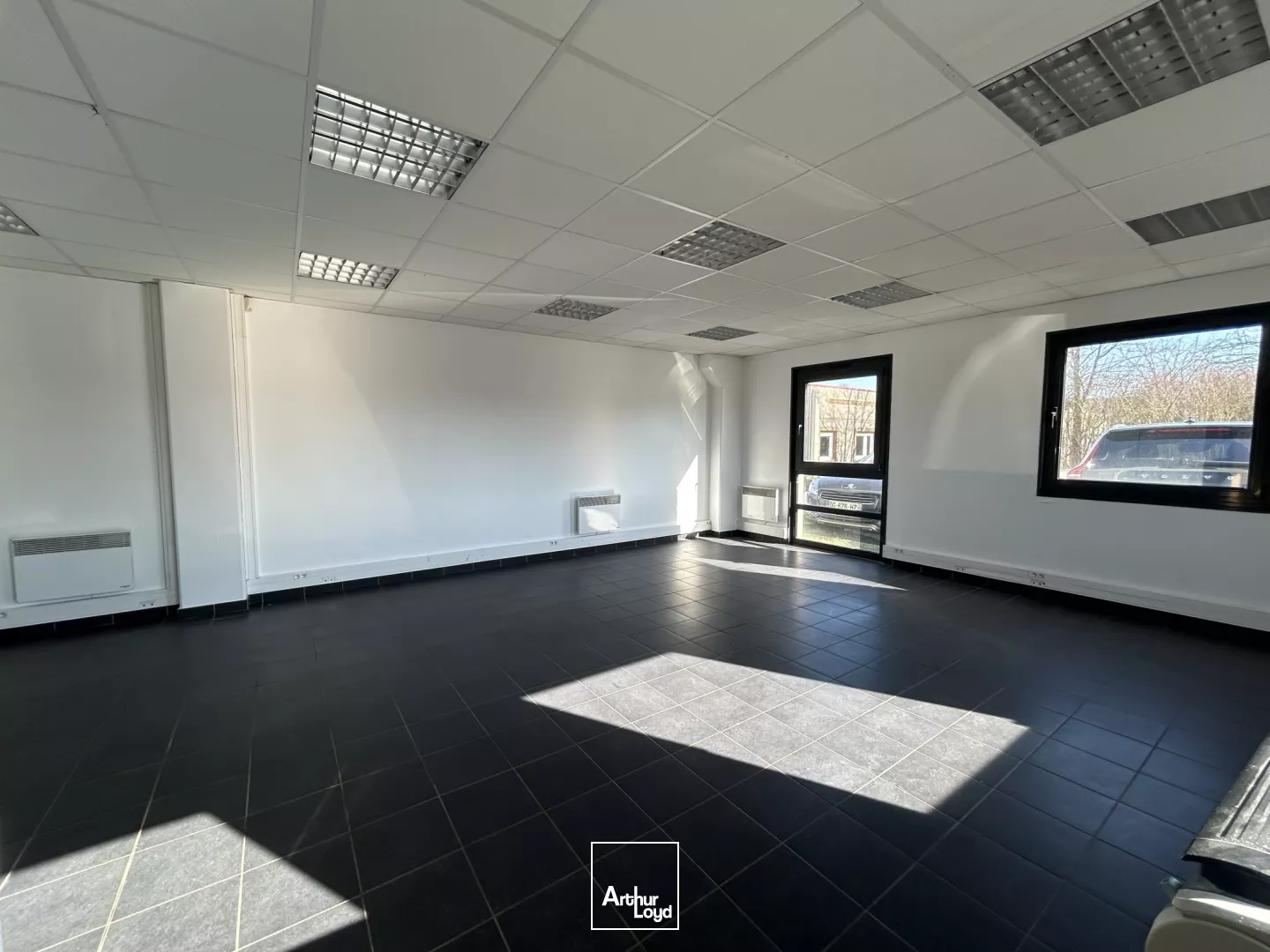 Entrepôt à louer, CRT. Accès A1 et A23 immédiat.