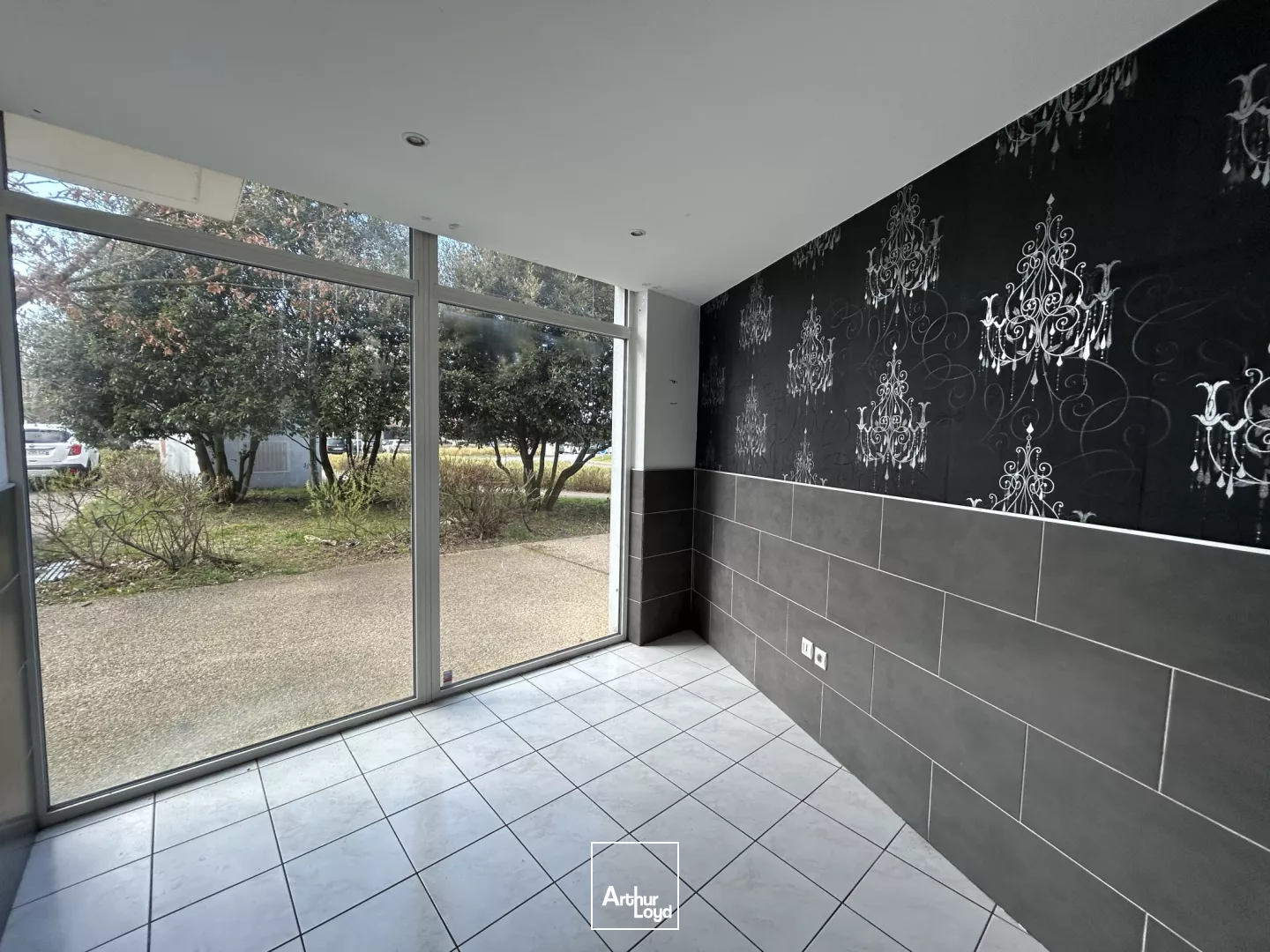 LOCATION - TRIGNAC - 85 m2 - AUCHAN - LOCAL COMMERCIAL