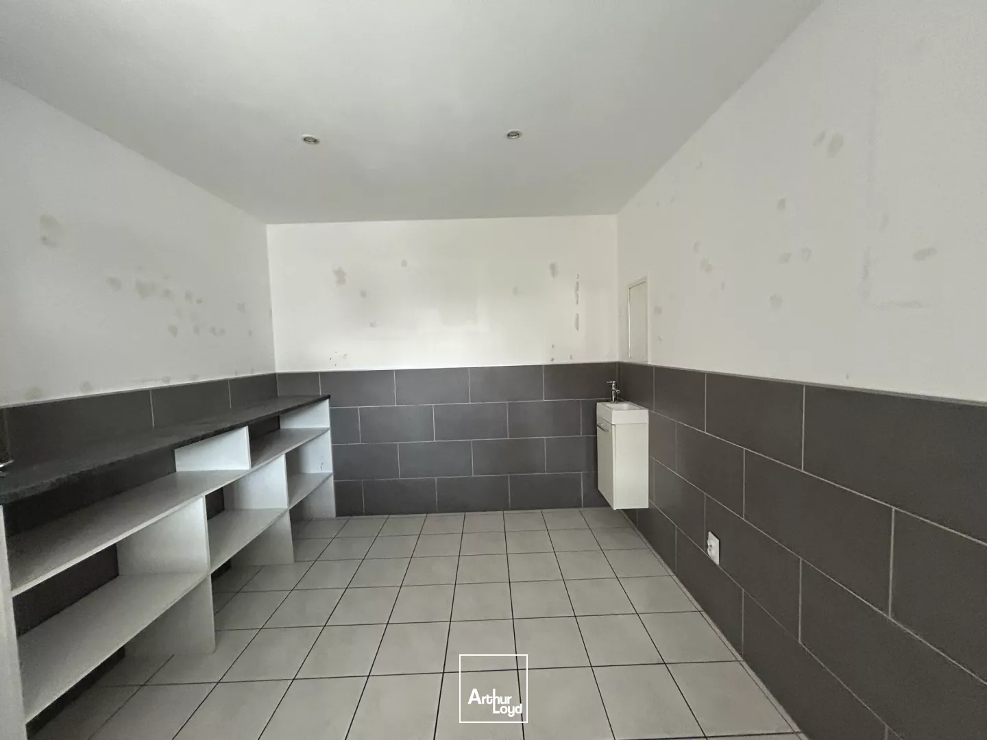 LOCATION - TRIGNAC - 85 m2 - AUCHAN - LOCAL COMMERCIAL