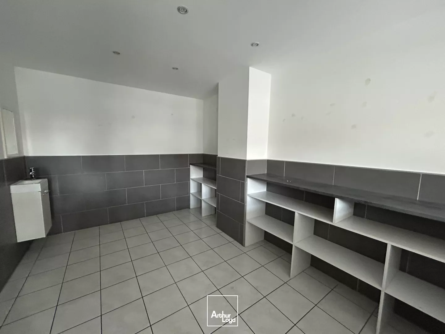 LOCATION - TRIGNAC - 85 m2 - AUCHAN - LOCAL COMMERCIAL