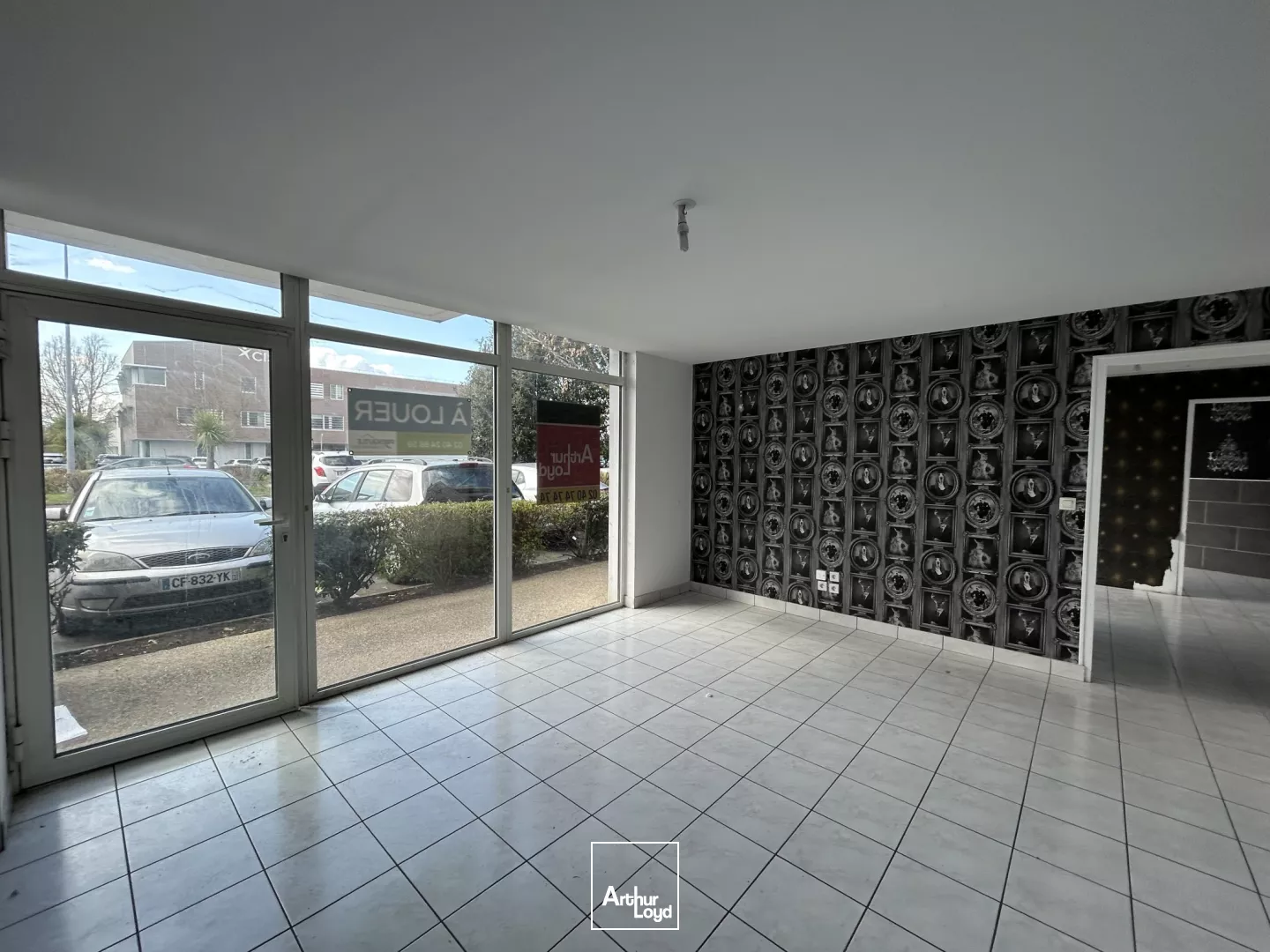 LOCATION - TRIGNAC - 85 m2 - AUCHAN - LOCAL COMMERCIAL