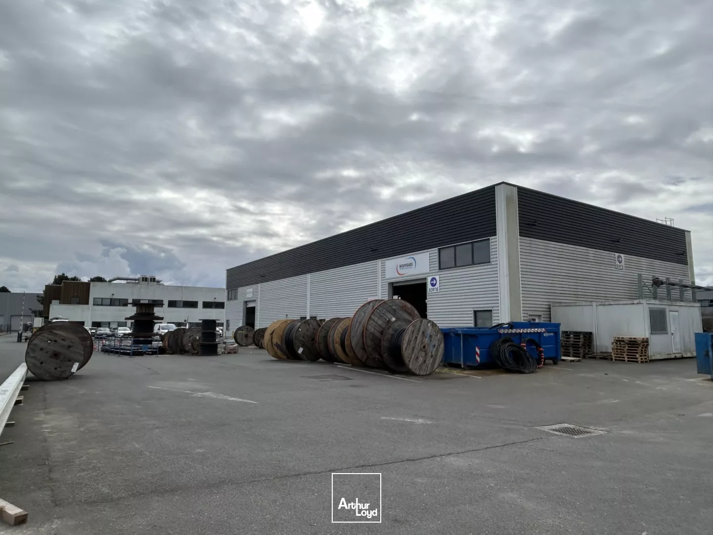 Locaux d'activité à louer à SAINT JEAN D'ILLAC 33127