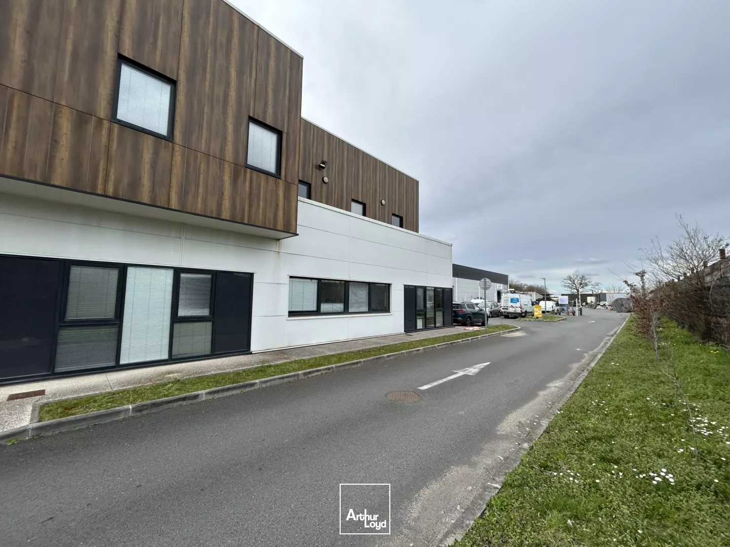 Locaux d'activité à louer à SAINT JEAN D'ILLAC 33127