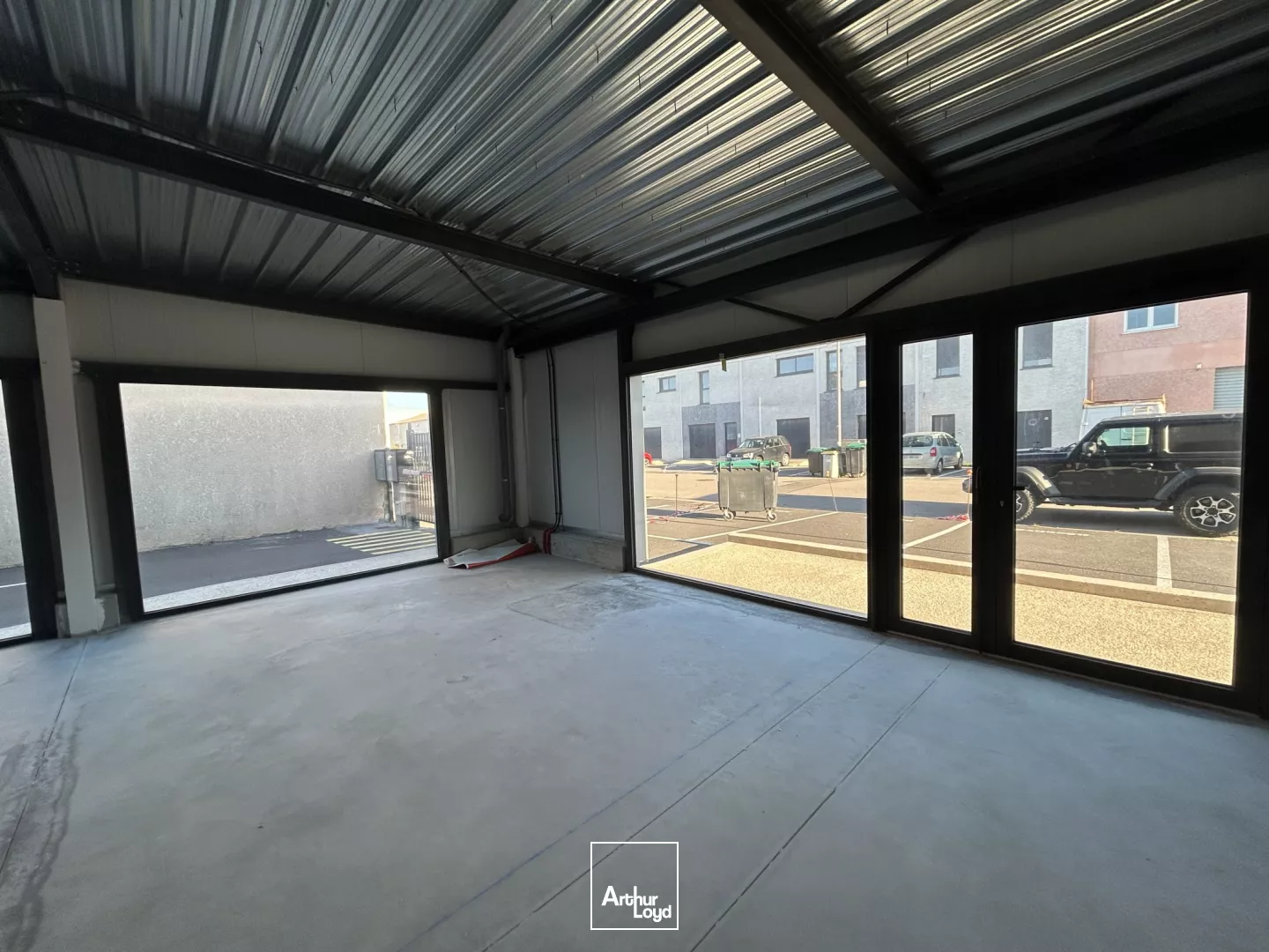 CELLULES COMMERCIALES A VENDRE - DIVISIBLE A PARTIR DE 111 m2