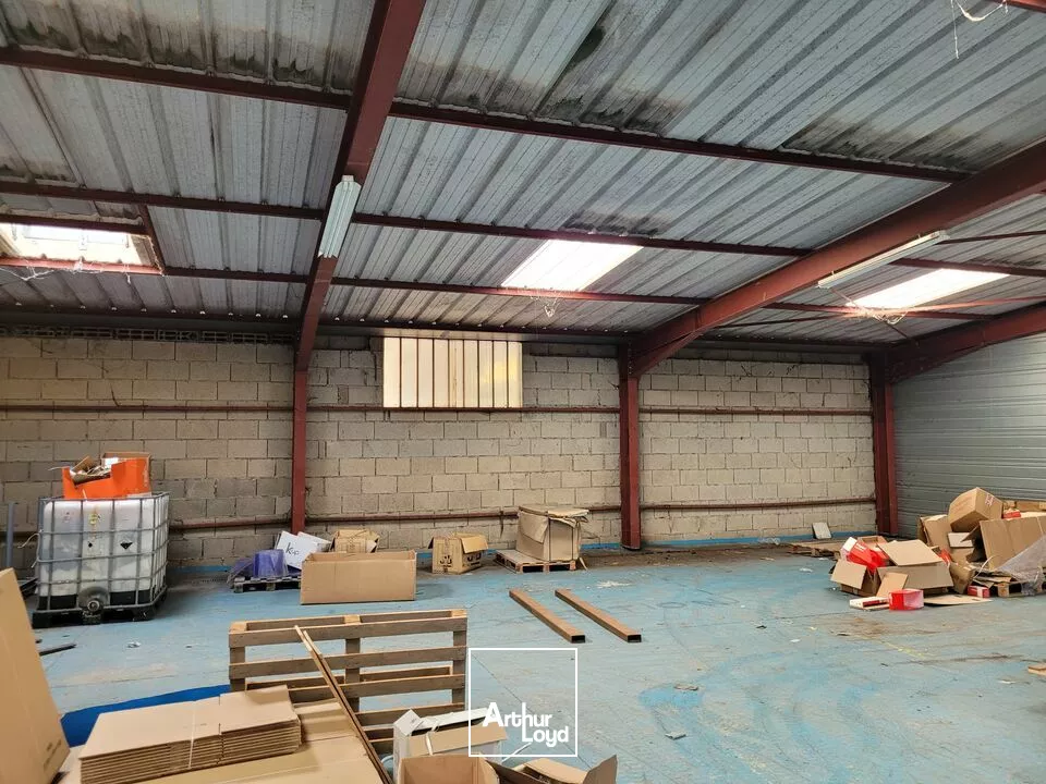 VENTE LOCAL 1000m² INDEPENDANT SOLESMES