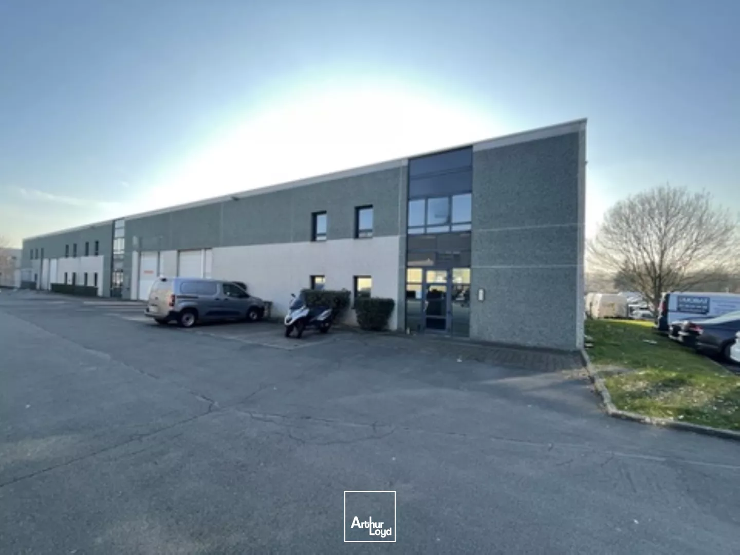 Bâtiment mixte bureaux/ stockage à louer - Emplacement stratégique La Pilaterie, proche axes majeurs